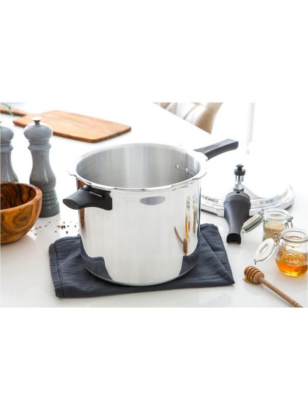 selling 6 litre pressure cooker with accessories 5efc772a88b86